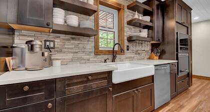Luxury Lodge w/ Gourmet Kitchen, Hot Tub & Wood Burning Fireplace! Pet Friendly