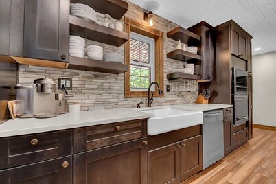 Luxury Lodge w/ Gourmet Kitchen, Hot Tub & Wood Burning Fireplace! Pet Friendly