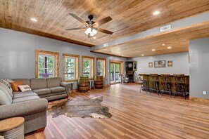 TV, fireplace - Luxury Lodge w/ Gourmet Kitchen, Hot Tub & Wood Burning Fireplace! Pet Friendly (Lancaster)