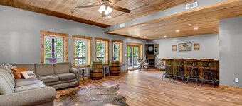 Luxury Lodge w/ Gourmet Kitchen, Hot Tub & Wood Burning Fireplace! Pet Friendly