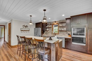 Fridge, microwave, oven, stovetop - Luxury Lodge w/ Gourmet Kitchen, Hot Tub & Wood Burning Fireplace! Pet Friendly (Lancaster)