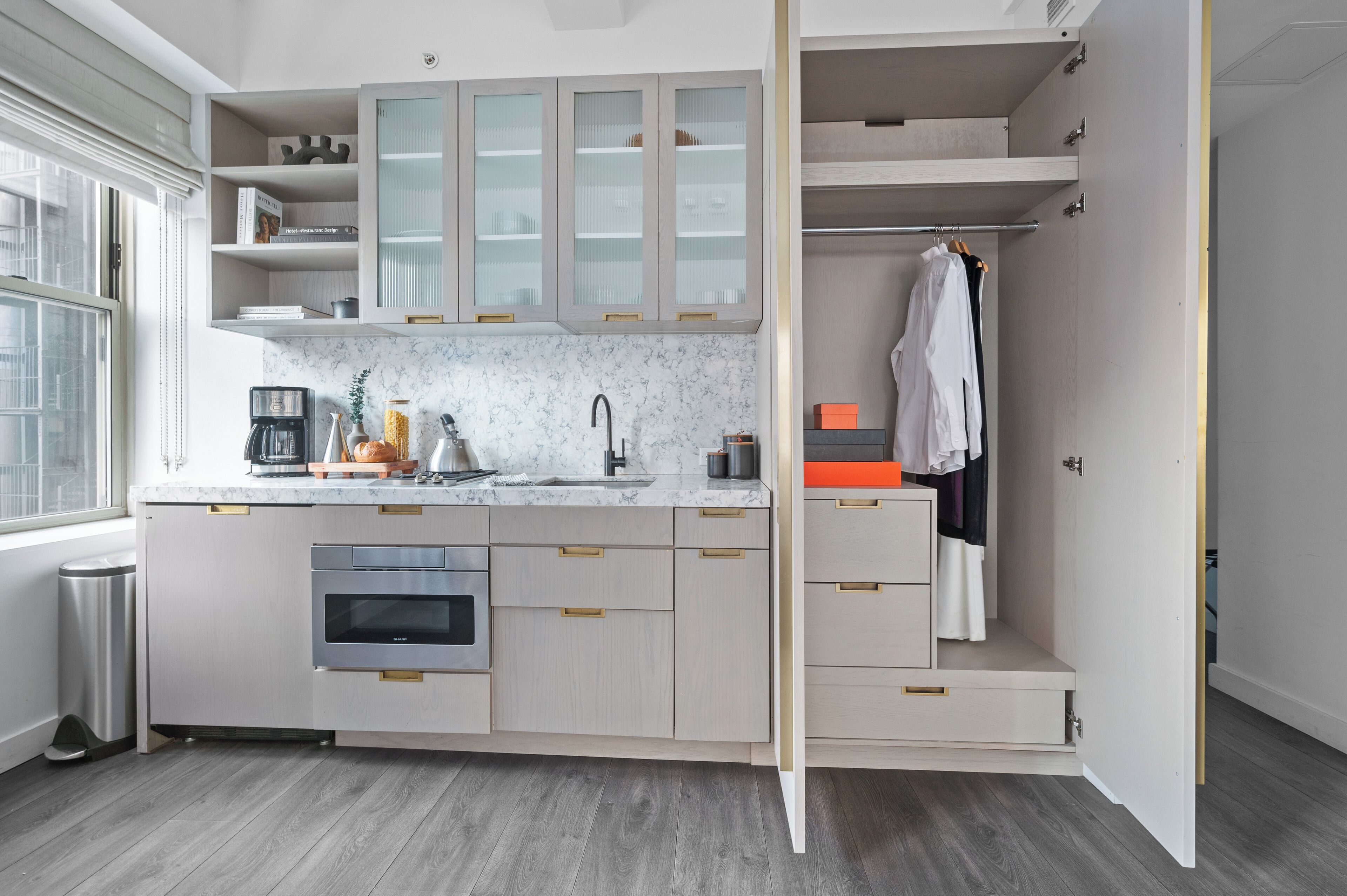 Een moderne keuken met inbouwmeubels, een spoelbak en een oven.