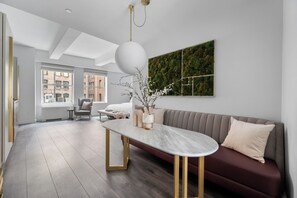 Suite – president, 1 kingsize-seng med sovesofa, kjøkken | Oppholdsområde | En 55-tommers smart-TV med digitale kanaler