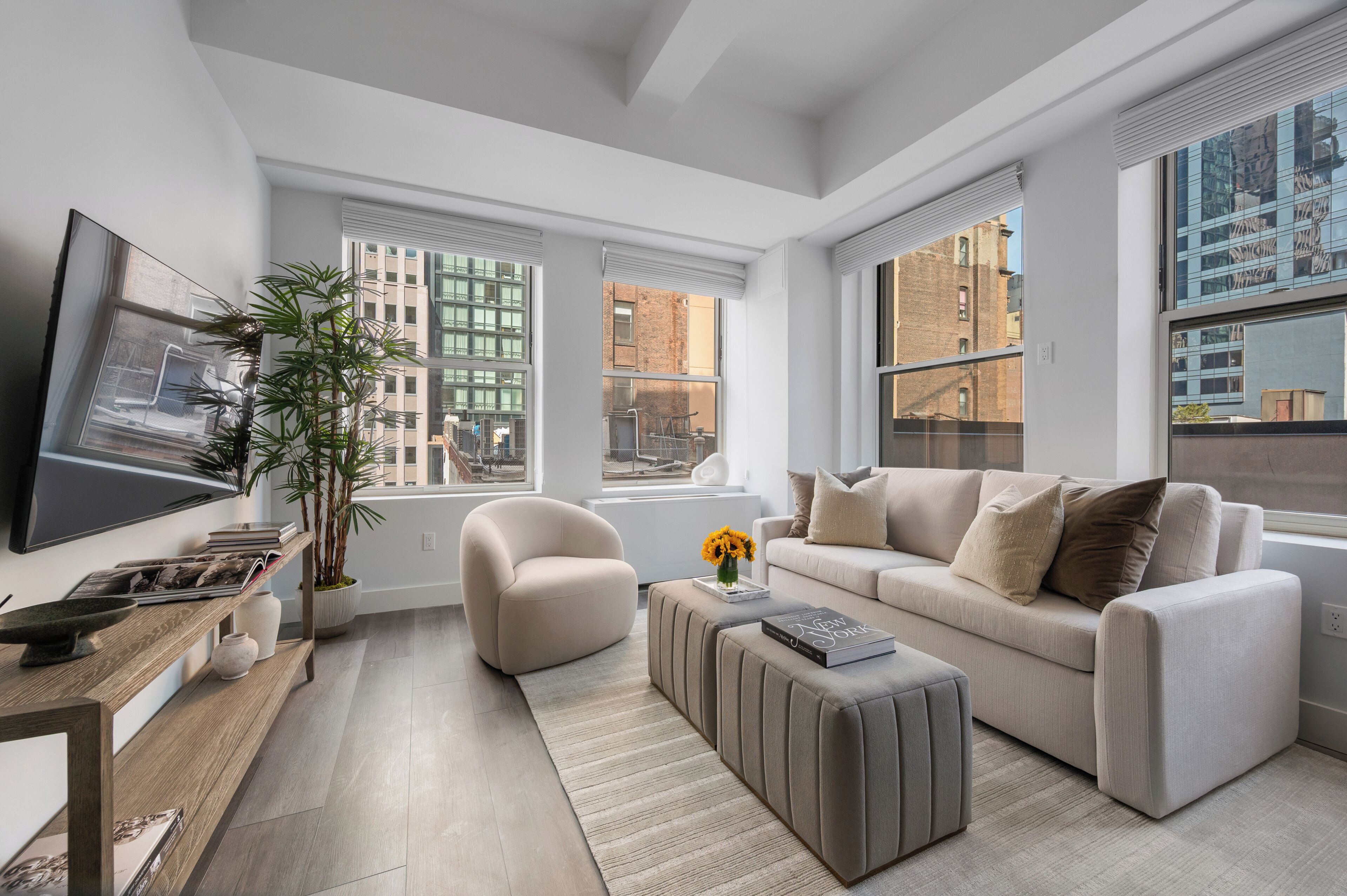 皇家公寓, 2 間臥室, 露台 | 起居區 | 55-吋智慧型電視，提供數位頻道