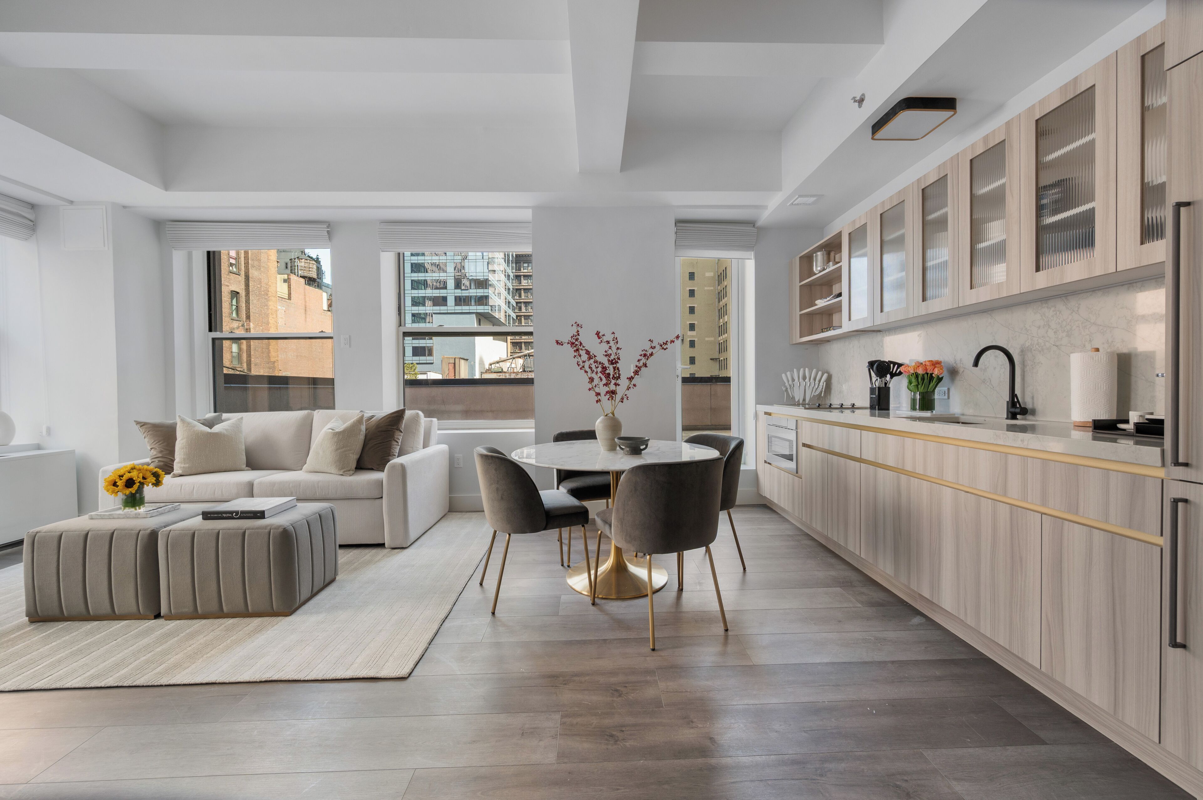 Un apartamento moderno con sala de estar, comedor y cocina.