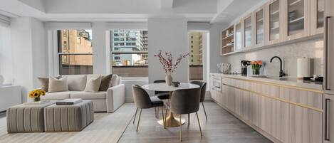 Un apartamento moderno con sala de estar, comedor y cocina.