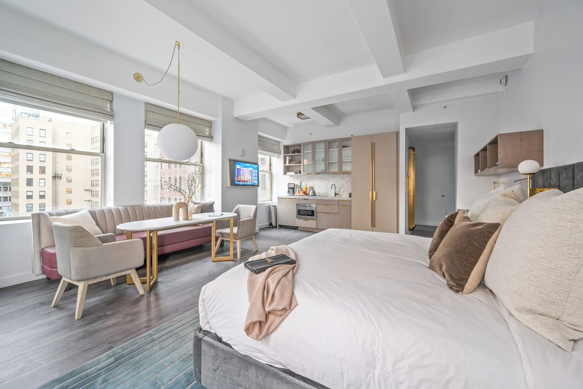 Studio Deluks, 1 Tempat Tidur King, dapur | Area keluarga | Smart TV 55-inci dengan saluran TV digital