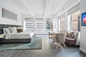 Suíte estúdio luxo, 1 cama King, cozinha | Área de estar | Smart TV 55 polegadas com canais digitais