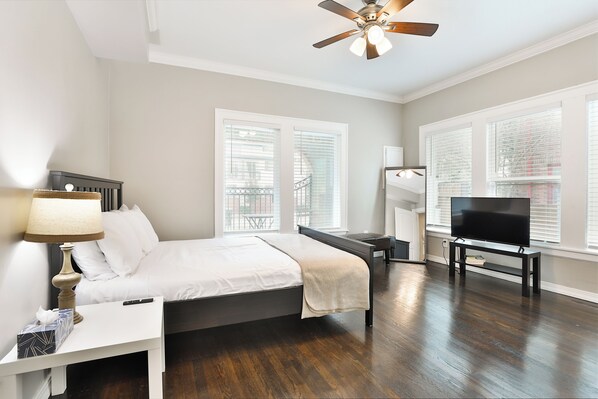 2 quartos, ferros/tábuas de passar roupa, berço de viagem