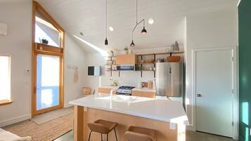 Full-sized fridge, microwave, oven, stovetop