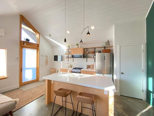 Full-sized fridge, microwave, oven, stovetop