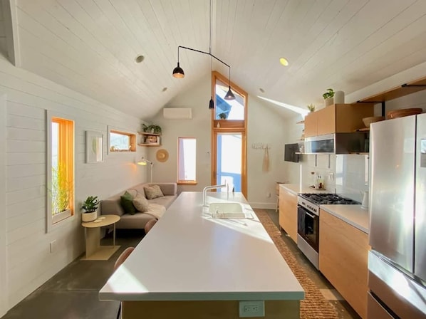 Refrigerador con freezer, microondas, horno, placa de cocina