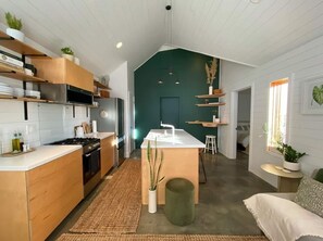 Full-size fridge, microwave, oven, stovetop - Walkable Modern Retreat (Portland)