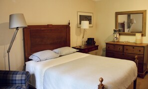 4 quartos, ferros/tábuas de passar roupa, berço de viagem