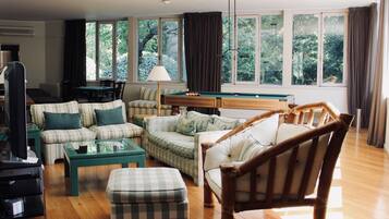 Smart TV, fireplace, stereo