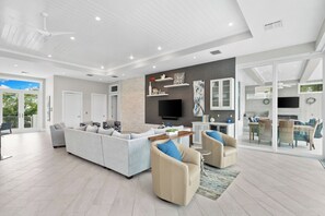 Smart TV, chimenea, videojuegos y tenis de mesa