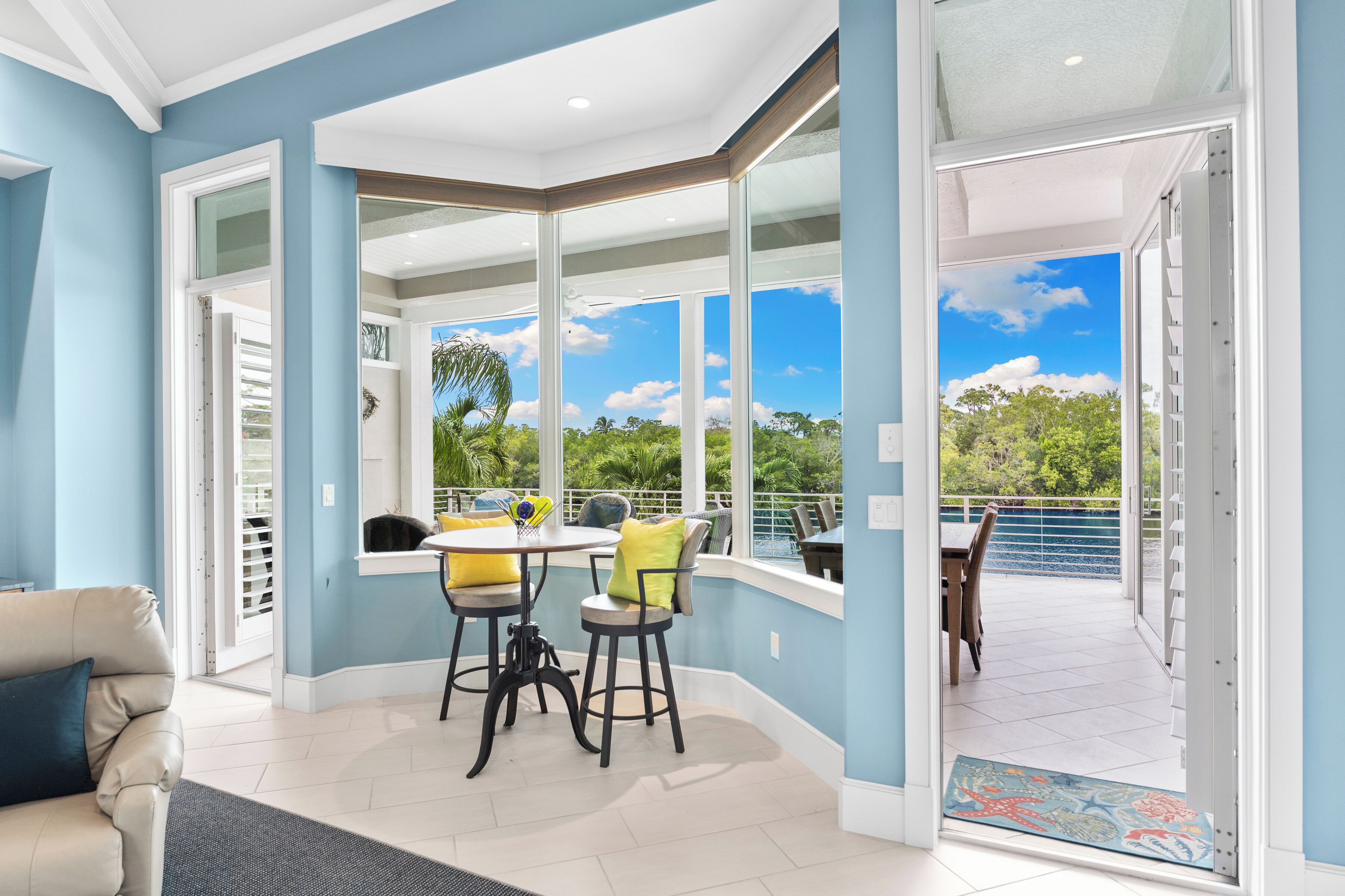 Smart TV, caminetto, videogiochi, tavolo da ping pong