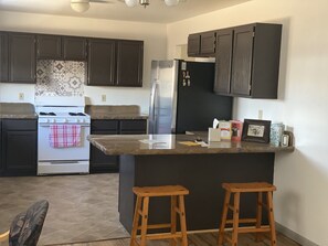 Jääkaappi, uuni, liesi, astianpesukone