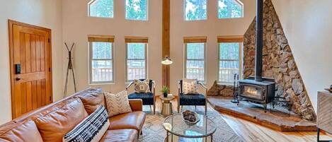 TV connectée, cheminée, baby-foot, table de tennis de table