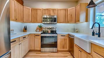 Een koelkast, een microgolfoven, een oven, een kookplaat