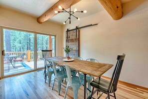 Dining - Lincoln Log Cabin, Tranquility close to Downtown (Flagstaff)