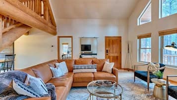 Älytelevisio, takka, pöytäjalkapallopöytä, pöytätennispöytä