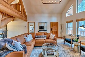 Una Smart TV, una chimenea, un futbolín, una mesa de tenis de mesa