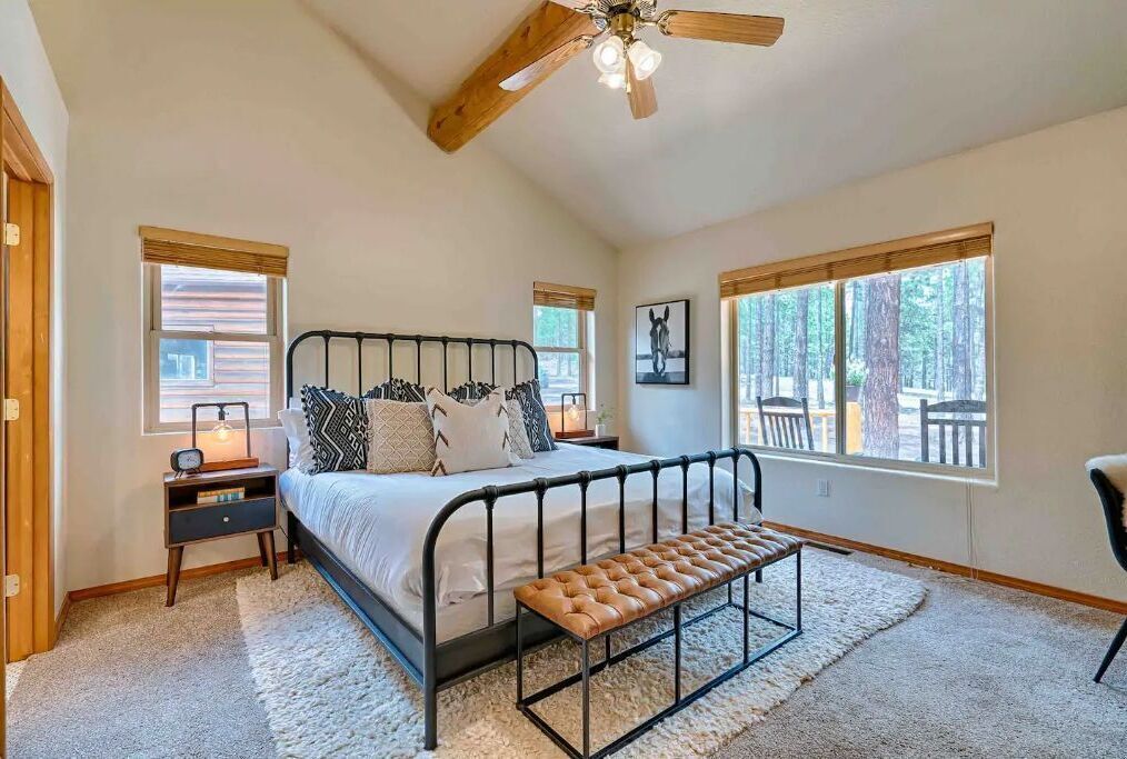 4 soverom, skrivebord, strykejern/-brett og reiseseng for barn