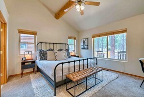 4 chambres, bureau, fer et planche à repasser, lit parapluie