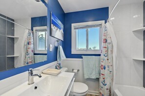 Main full bath with tub/shower