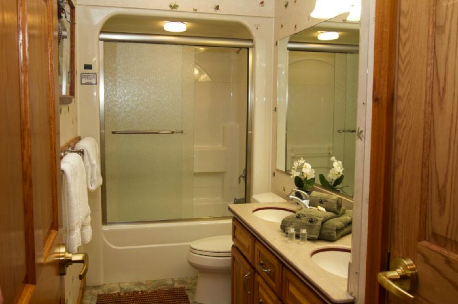 Ensemble douche/baignoire, sèche-cheveux, serviettes fournies, savon