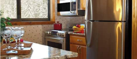 Réfrigérateur, four à micro-ondes, surface de cuisson, lave-vaisselle