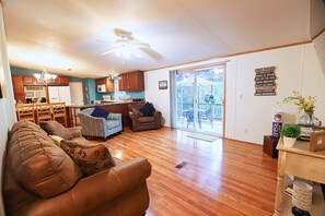 TV connectée, cheminée, baby-foot, livres