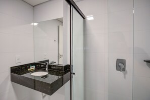 Standard Double Room | Bathroom | Shower, rainfall showerhead, free toiletries, hair dryer