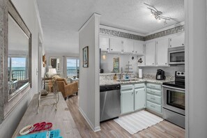 Refrigerador, microondas, horno y parrilla de estufa 