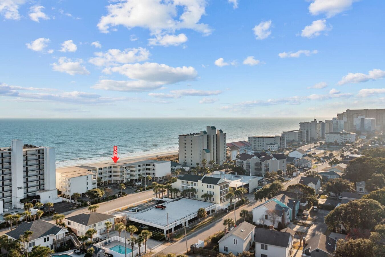 Un quartier résidentiel situé sur la côte, offrant une vue sur la plage et l’océan.