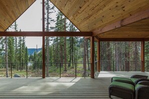 Terrace/patio - Grand Estate Nestled in Forest, Private Pond, Waterfall, Close to Ski, Hot Tub (Durango)