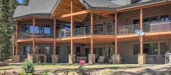 Grand Estate Close to Ski Resort with Hot Tub