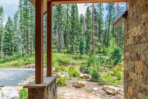 Property grounds - Grand Estate Nestled in Forest, Private Pond, Waterfall, Close to Ski, Hot Tub (Durango)