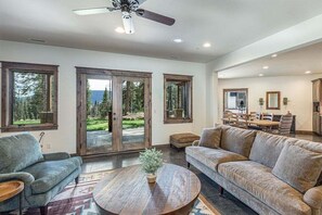 Smart TV, fireplace, books, video library - Grand Estate Close to Ski Resort with Hot Tub (Durango)