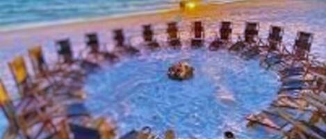 在海滩、沙滩椅、沙滩毛巾