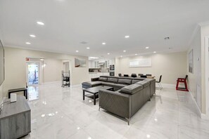 Smart TV, video game console - Premium Luxury  5BR/4BA Villa near Hollywood Beach (Hollywood)