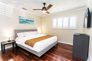5 Schlafzimmer, Schreibtisch, Bügeleisen/Bügelbrett, Reisekinderbett