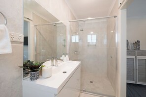 Regadera, toallas, papel de baño