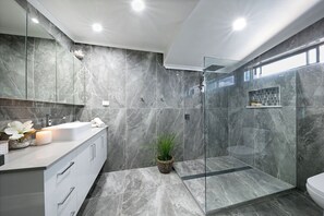 Dusj, håndklær og toalettpapir