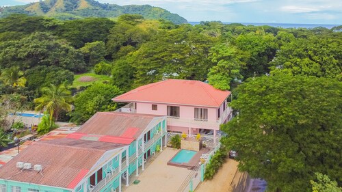 Cococabana4 newly renovated 1BR/1BA apar in downtown Coco, 5 min walk to beach.