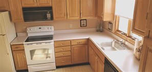 Jääkaappi, mikroaaltouuni, uuni, liesi