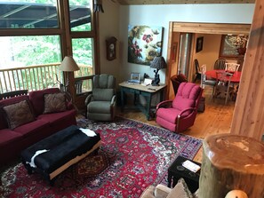 Smart TV, fireplace, books, stereo