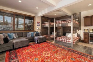 7 Schlafzimmer, Schreibtisch, Bügeleisen/Bügelbrett, Reisekinderbett