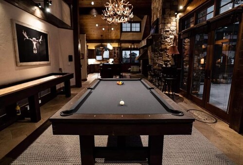 Custom Mtn Home near downtown Winter Park, on Shuttle Route, Hot tub!!